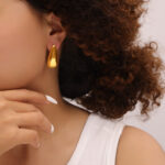 Water-drop-shaped smooth titanium steel earrings are a niche new style of cold, simple, fashionable and casual earrings - Image 2