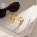 Stainless steel wave bracelet for women, high-end gold bracelet jewelry, titanium steel ornaments - Image 2