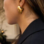 Heart-shaped titanium steel stud earrings, exquisite metal earrings, stainless steel jewelry for autumn and winter.