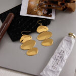 Irregular pendant earrings exude a sense of light luxury and sophistication