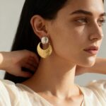 High-quality hammer-textured curved sun and moon earring