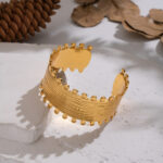 The large gold bracelet with geometric stripes and water wave lines, the crown bracelet, features a light luxury design and a sense of high-end elegance - Image 2