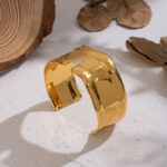 Simple and basic wide exaggerated geometric bracelet, a casual and high-end stainless steel accessory that does not fade