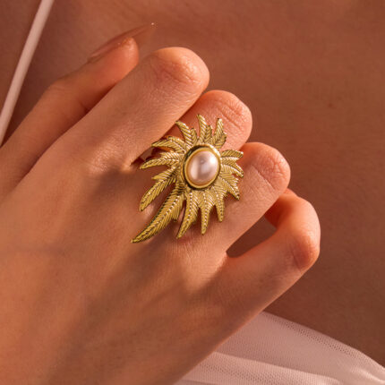 Stainless steel ring that does not fade in autumn and winter. Exaggerated leaf texture and pearl inlaid titanium steel ring
