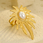 Stainless steel ring that does not fade in autumn and winter. Exaggerated leaf texture and pearl inlaid titanium steel ring - Image 2