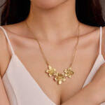 The pleated flower pendant necklace exudes a sense of high-end fashion. The metal collarbone chain is a fashionable and exquisite necklace
