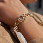 The color-matched stainless steel bracelet exudes a light luxury and high-end feel. It is made of 18k gold titanium steel and does not fade