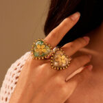 French-style high-end oil-drop titanium steel ring, stainless steel, 18K gold, heart-shaped flower design.