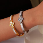 French-style cold and elegant jewelry, heart-shaped spliced design, inlaid zircon and white shell, with a sense of design, titanium steel bracelet - Image 2