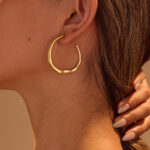 INS Hot Girl high-end C-ring earrings, stainless steel plated with 18K gold, cold and elegant style light luxury earrings